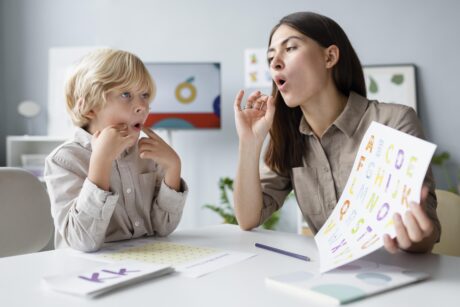 Sprachsensibler Unterricht bedeutet, die Sprache als zentrales Werkzeug für den Bildungserfolg bewusst in den Unterricht zu integrieren. Es geht darum, nicht nur Fachwissen zu vermitteln, sondern auch die sprachlichen Fähigkeiten der Schülerinnen und Schüler zu fördern, die sie für das Verstehen und Kommunizieren dieser Inhalte benötigen.