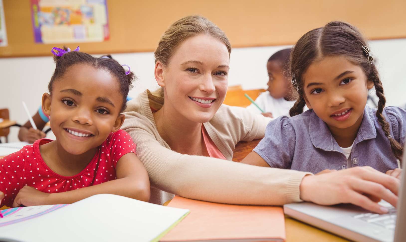 Sprachsensibler Unterricht ist weit mehr als nur eine methodische Anpassung im Schulalltag. Er ist ein wichtiger Schritt hin zu einem gerechteren Bildungssystem, das die sprachliche Vielfalt seiner Lernenden anerkennt und fördert.