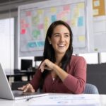 Projektmanager leitet ein Team bei der Planung und Steuerung eines Projekts – Symbolbild für Leadership, Organisation und Kommunikation.