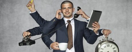 Führungskraft nutzt das Eisenhower-Zeitmanagement, um Prioritäten zu setzen und strategisch wichtige Aufgaben zu planen.