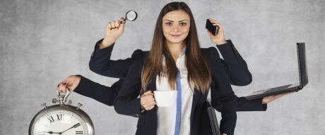 Humorvolles Zeitmanagement-Zitat über Prioritäten und das Jonglieren mit wichtigen und dringenden Aufgaben.