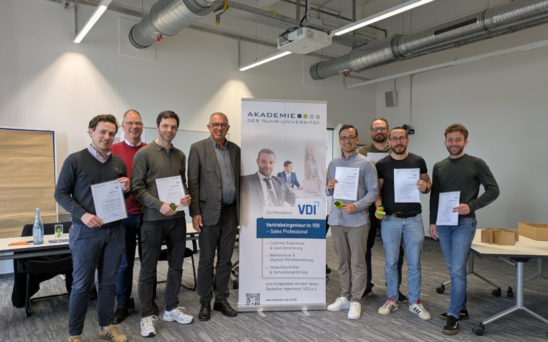 Übergabe der Hochschulzertifikate „Vertriebsingenieur:in VDI – Sales Professional B2B“