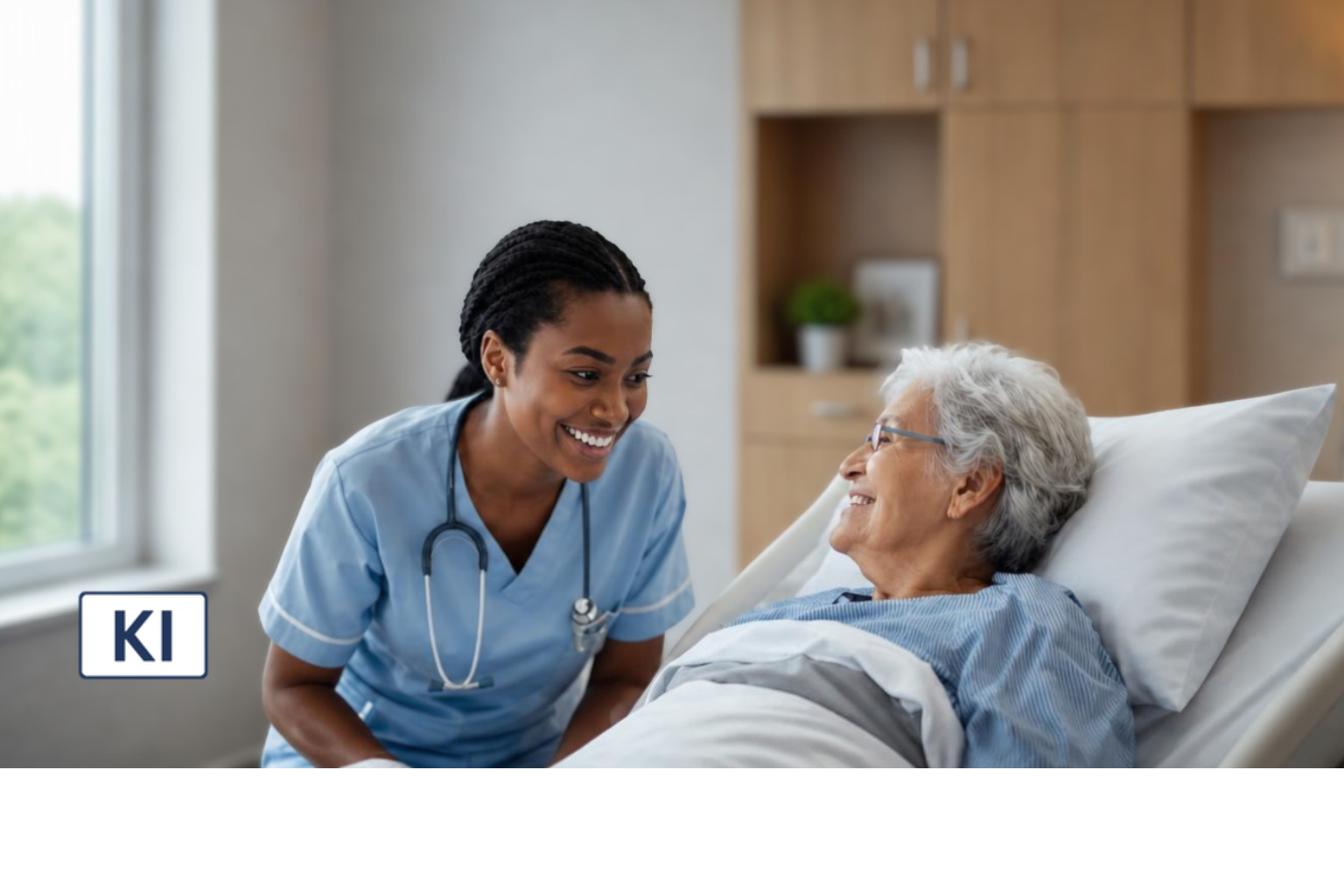 Internationale Pflegefachkraft im Gespräch mit einer älteren Patientin im Krankenhaus